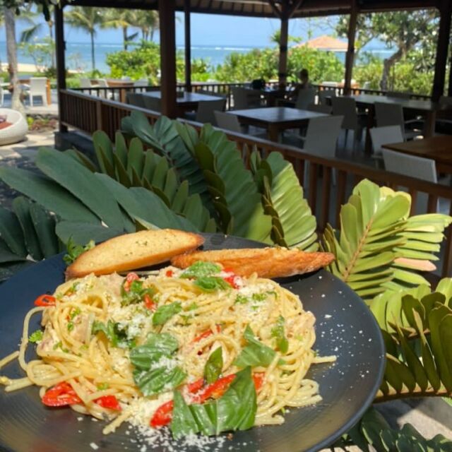 Spaghetti Aglio e Olio by the sea 🍝

All pastas and pizzas can be made gluten free upon request! ✨ 

#nusadua #balifood #nusaduafood #oceanview #pasta #seafood #pizza