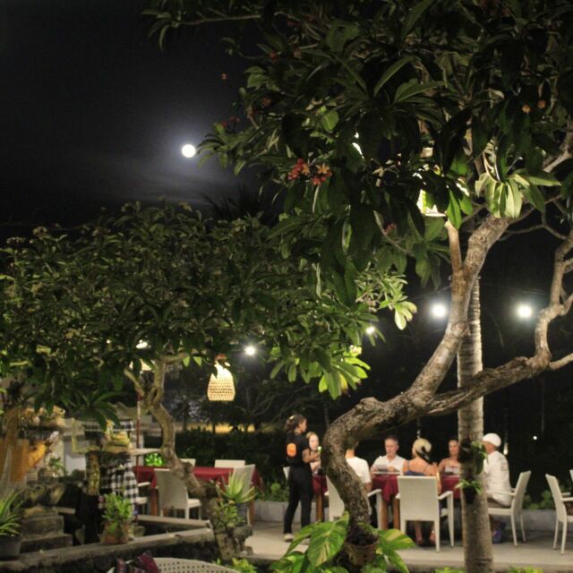 For the next week come dine under the glow of the full moon, next to the ocean setting the perfect dinner mood. 🌕✨ #fullmoon #dinner #nusadua