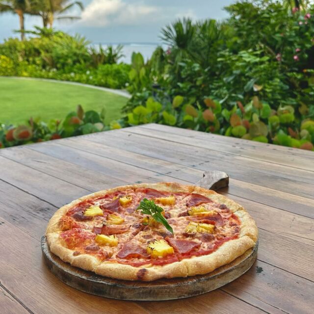Hawaiian Pizza 🍕
Taste of the tropics with a view of the sea. 

#bali #balifood #nusadua #gegerbeach #pizza #pizzalover